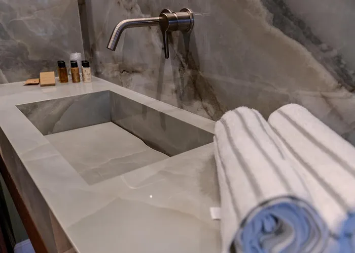 Les Nobles Πανσιόν 4*