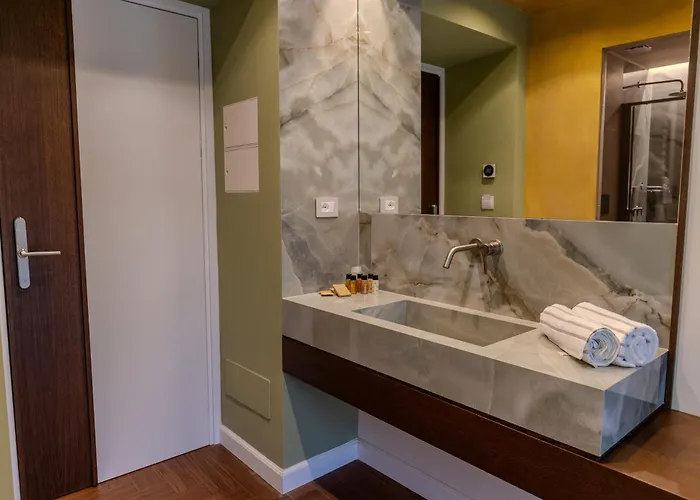 Les Nobles Πανσιόν 4*